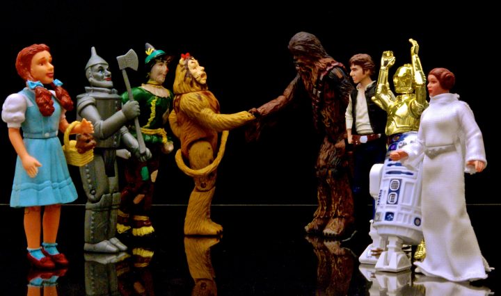 Picture of Wizard of Oz action figures talking to Star Wars actions figures