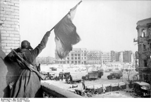 ADN-ZB/TASS II. Weltkrieg 1939-45 Schlacht um Stalingrad vom Juli 1942 bis Februar 1943 über dem zentralen Platz in Stalingrad weht die sowjetische Fahne - die Rote Armee hat gesiegt; Ende Januar, Anfang Februar 1943